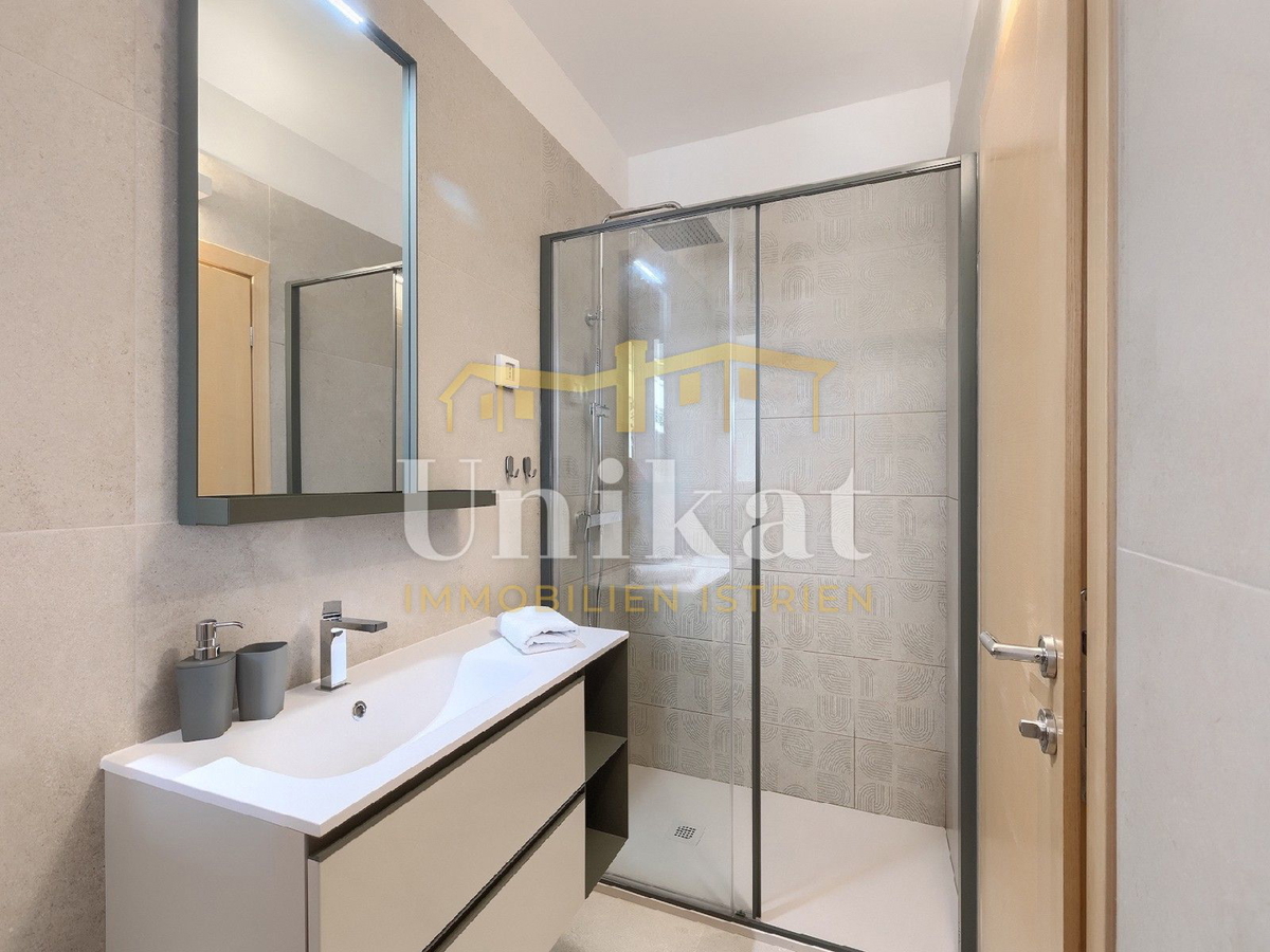 Villa moderna con piscina interna ed esterna